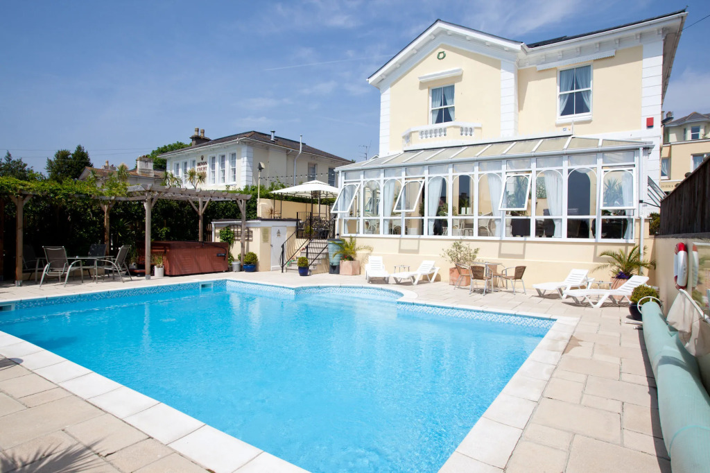 Riviera Lodge Hotel