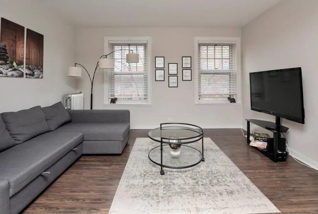 1-bedroom Luxe Oasis in the heart of Hyde Park, Perfect for healthcare workers!