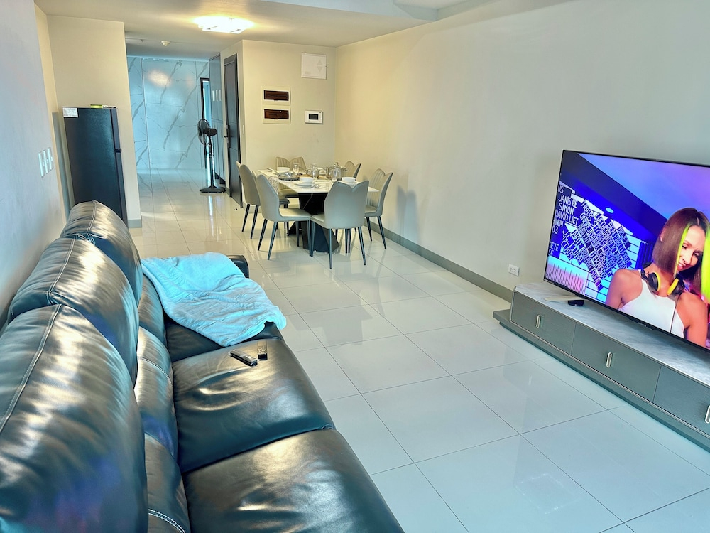 RareCut 177sqm 4BR Uptown Parksuites BGC