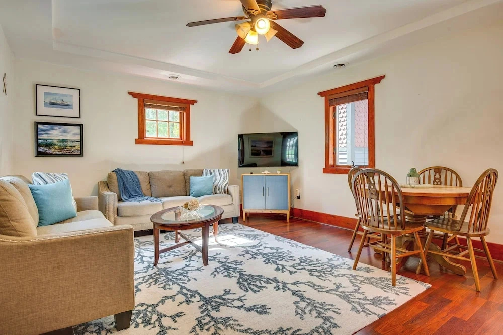 Hot Tub, Game Room! Stunning Home By Short Sands