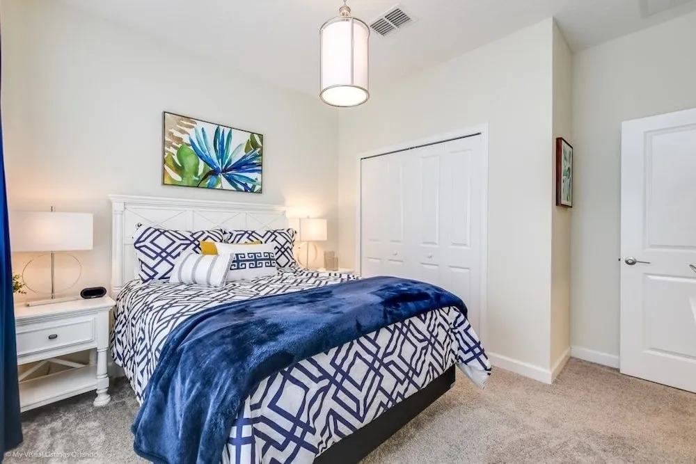 5 Bed Storey Lake Beautiful Townhome! 5 Bedroom Townhouse by RedAwning