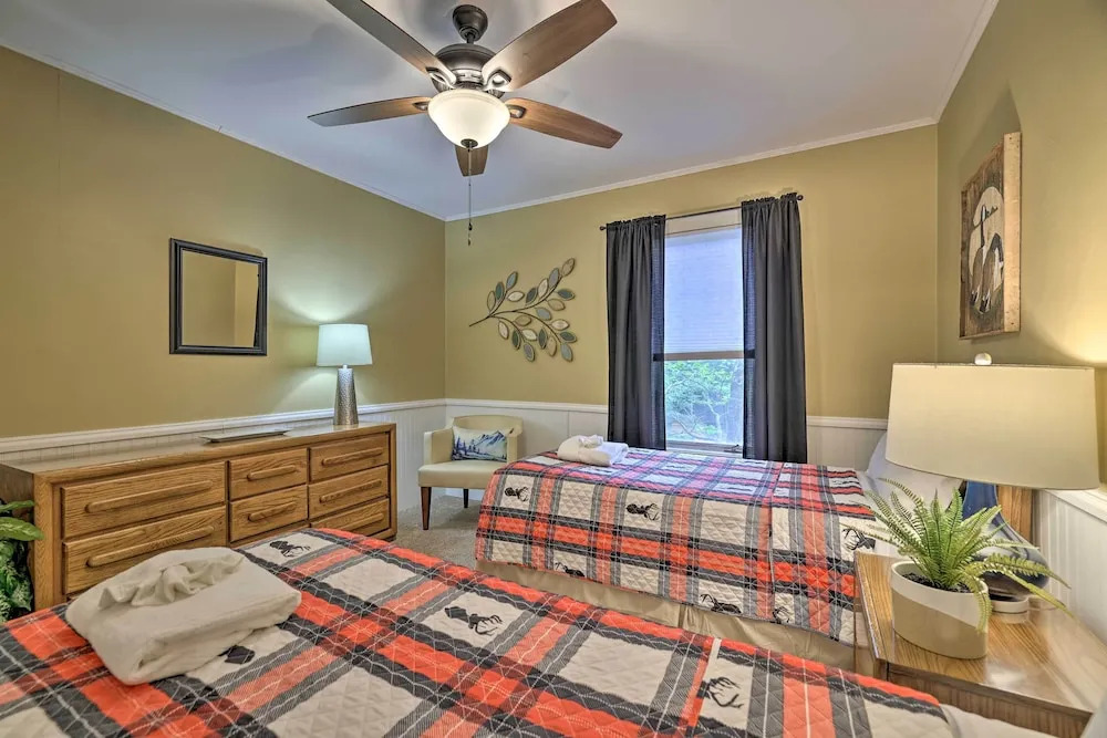 Cozy Poconos Townhome w/ Fireplace Near Jack Frost