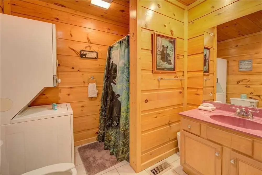Bearadise 1 Bedroom Home with Hot Tub