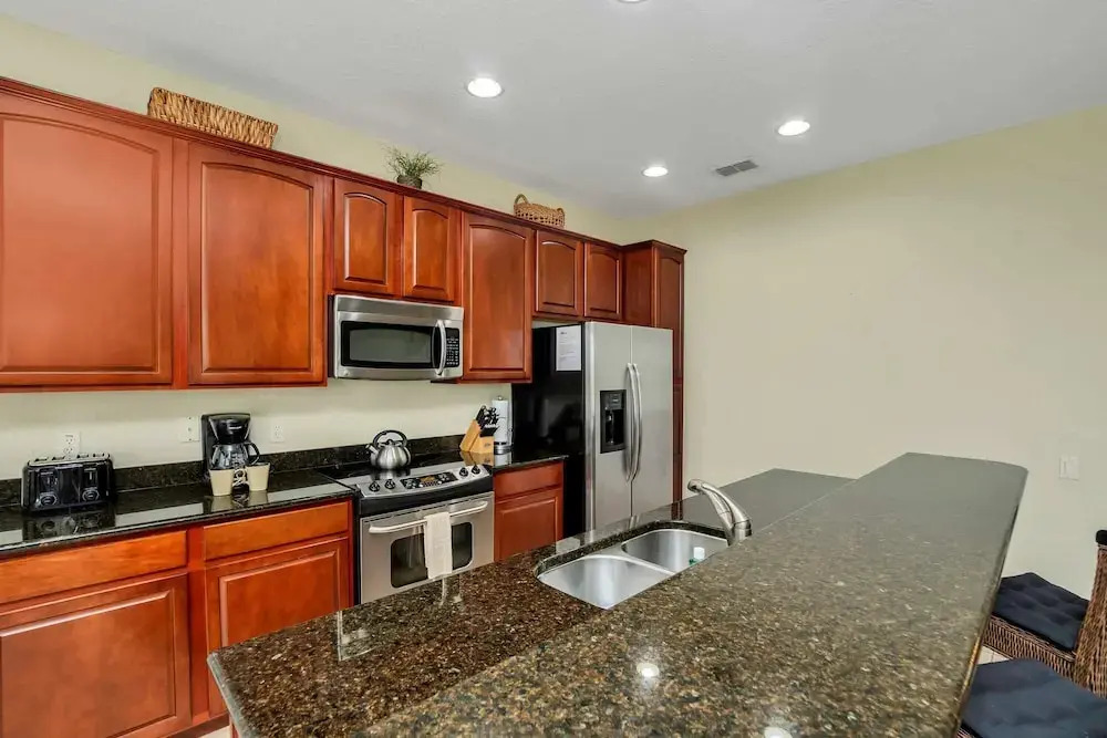 Lovely Decor and Large Pool Area! Less Than 5 Miles to Disney. #4wh633