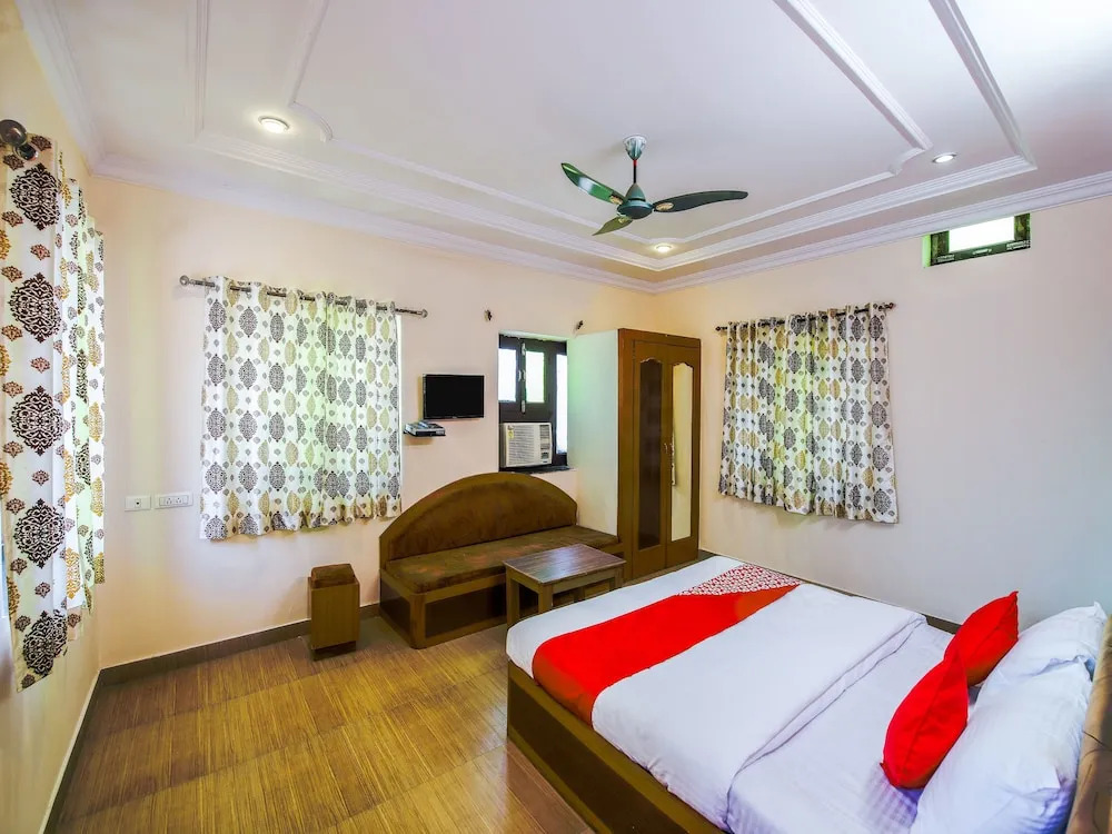 Oyo 13935 Party House
