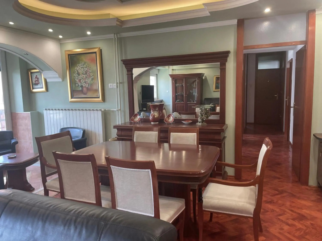 3 bedroom apartment on Naroden front street