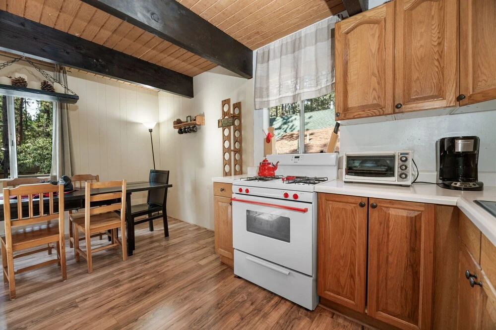 Pinecone Cabin - Cozy And Charming Cabin In A Prime Location! Beautiful Wood Burning Fireplace! 2 Bedroom Home