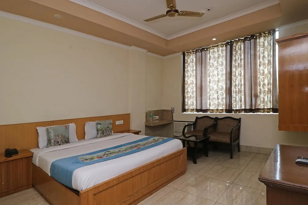 OYO 4798 Hotel Periwal Premium