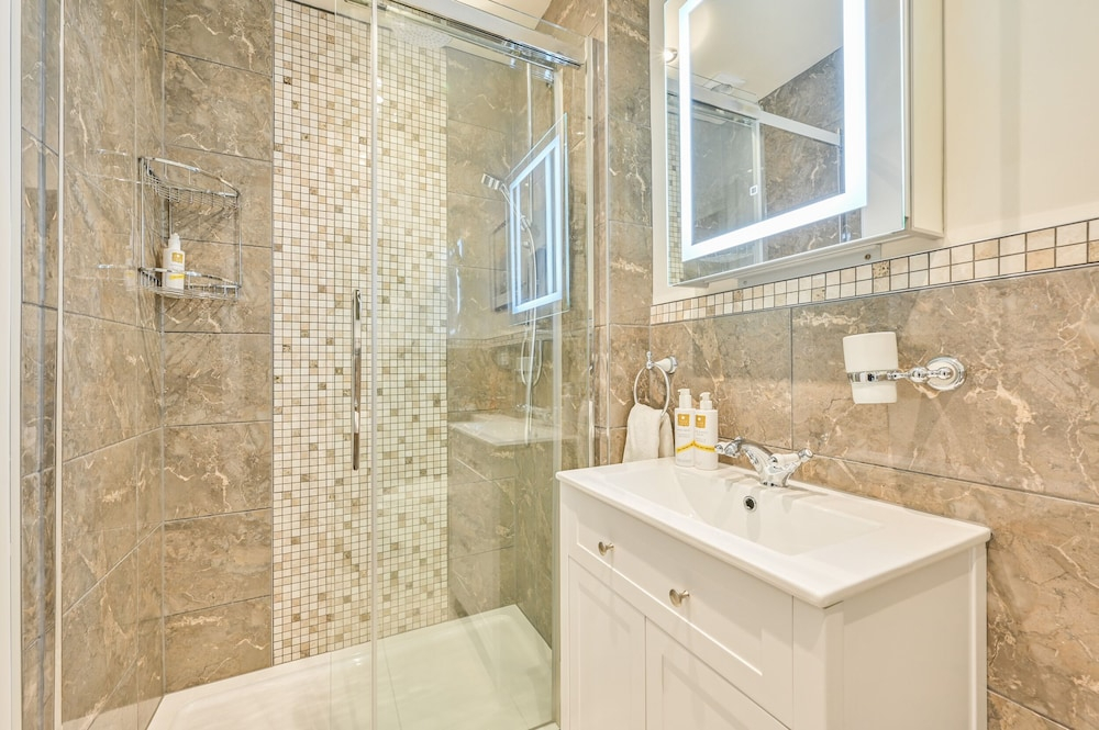 Muntham Apartment 4