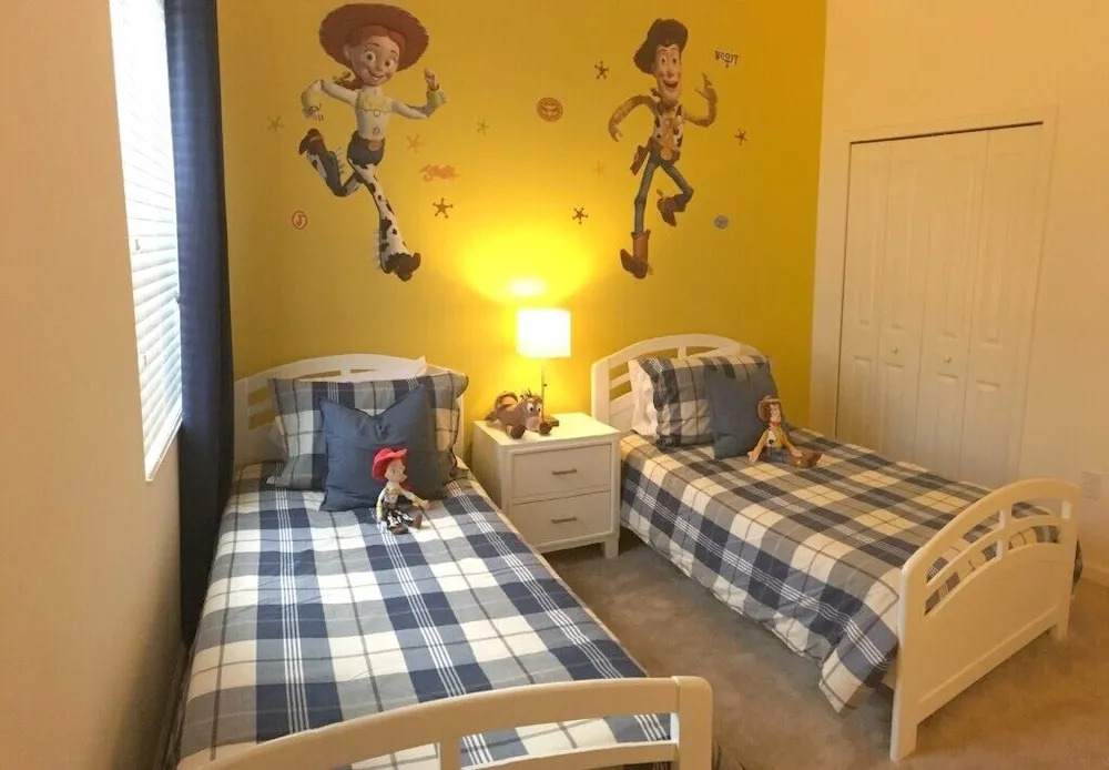 Beautiful 4 Bedroom Home Accommodates 10 Guests Home