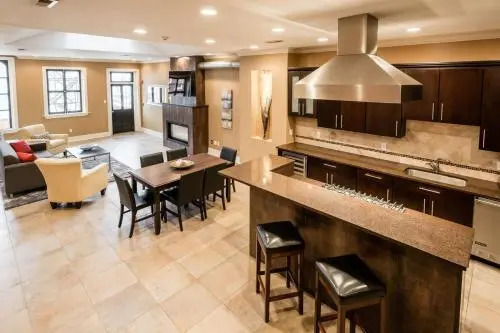 LazyKey Suites - Gorgeous 3BD Penthouse w/Spa and a Private Deck