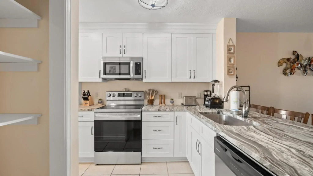 D's Beach Retreat - 2 bedroom townhome in front of Schooners with gulf views & private hot tub!