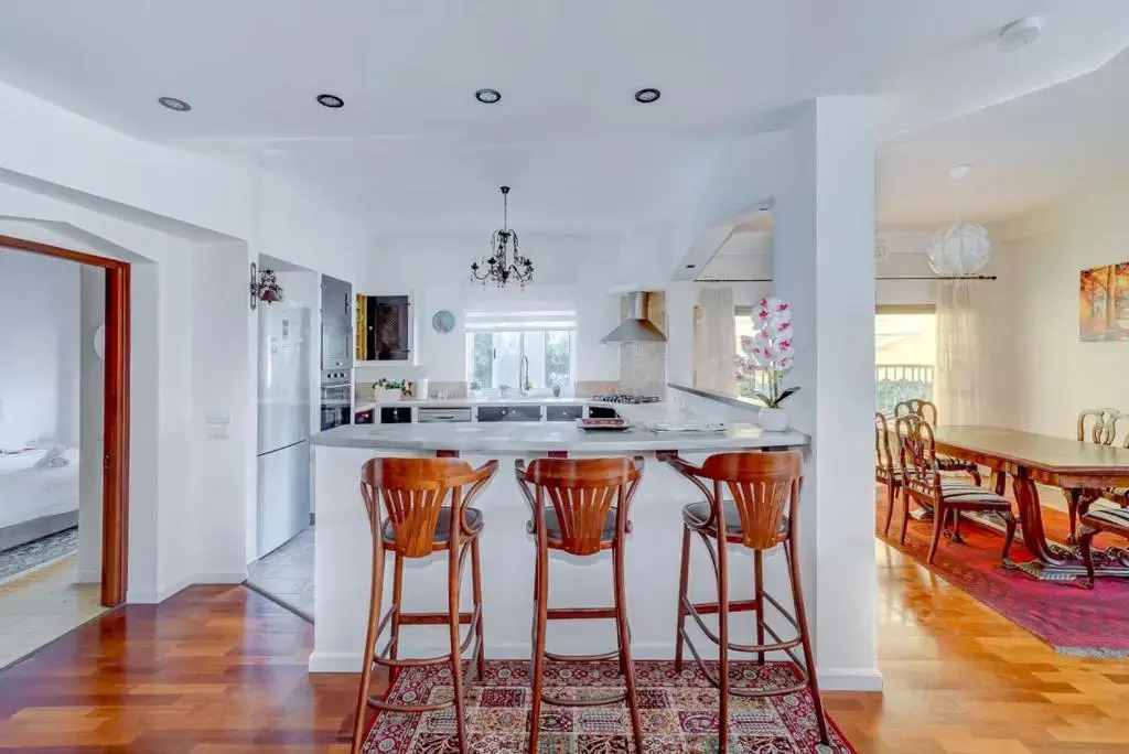 Charming spacious 4BR apt near the sea