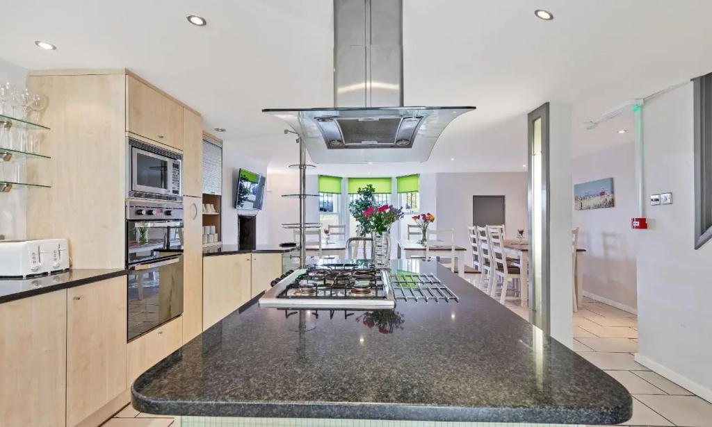 Sunshine Central House | Large luxury group house | Roof terrace | Fast Wifi