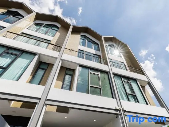 Bangkok Four-Bedroom Single Family Villa [near Sangtai Shopping Center + Royal Park]