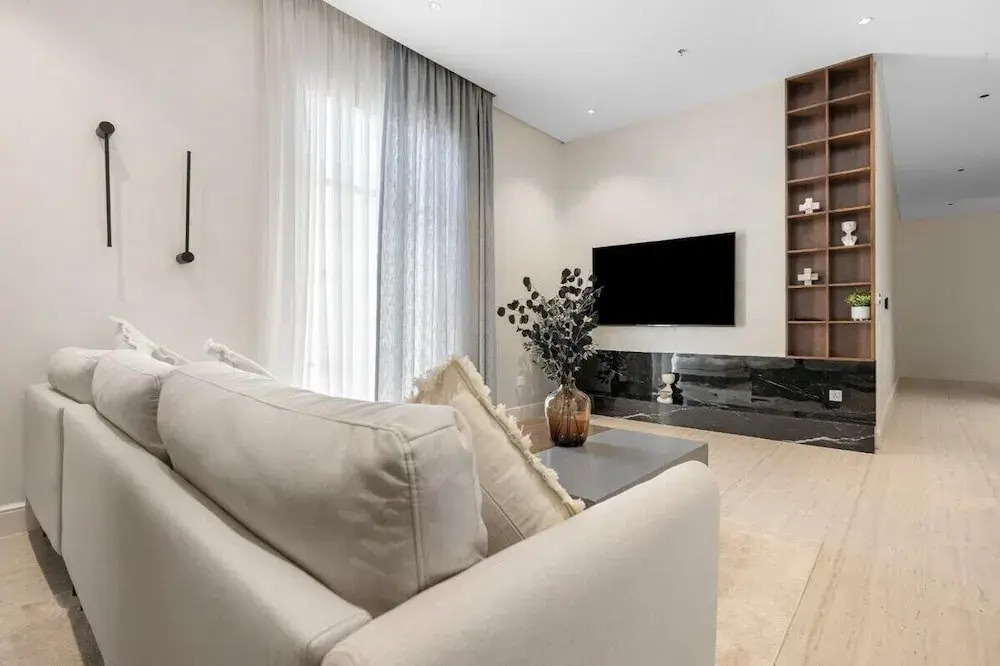 Central Stay With Parking & Stylish Design