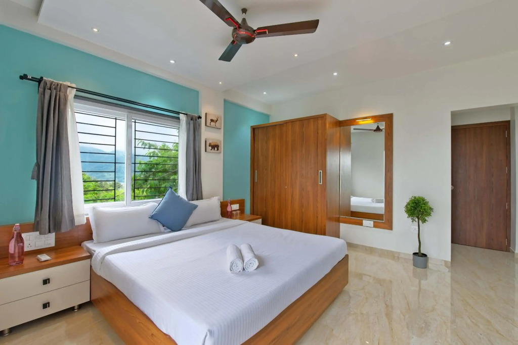 SaffronStays Riverdale, Mulshi - Lakefront villa with pool and mountain view