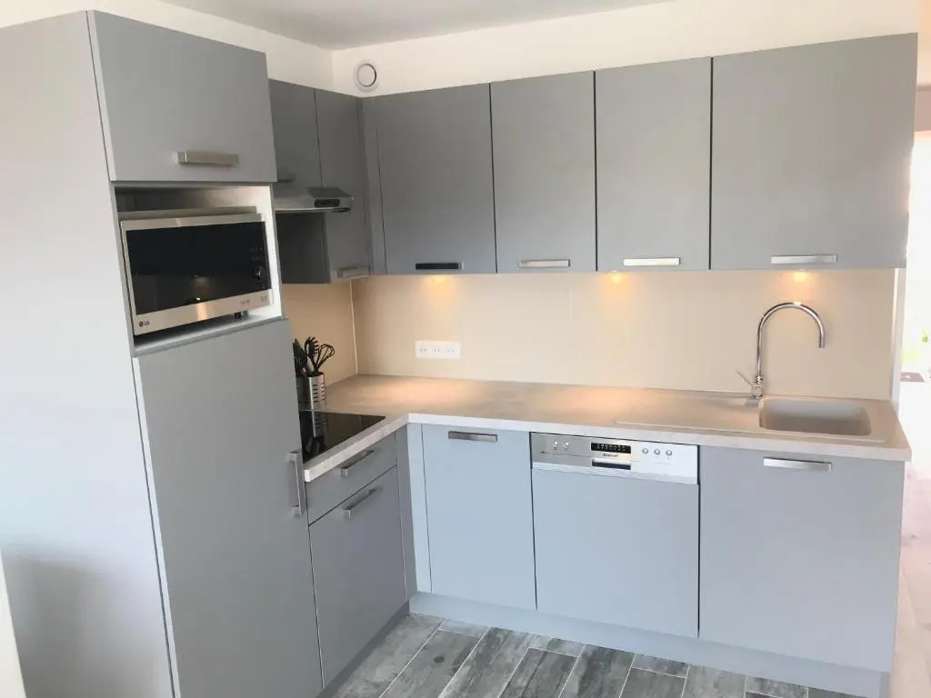 Appartement 2 pieces, renove, 2 piscines+tennis, mer, climatisation