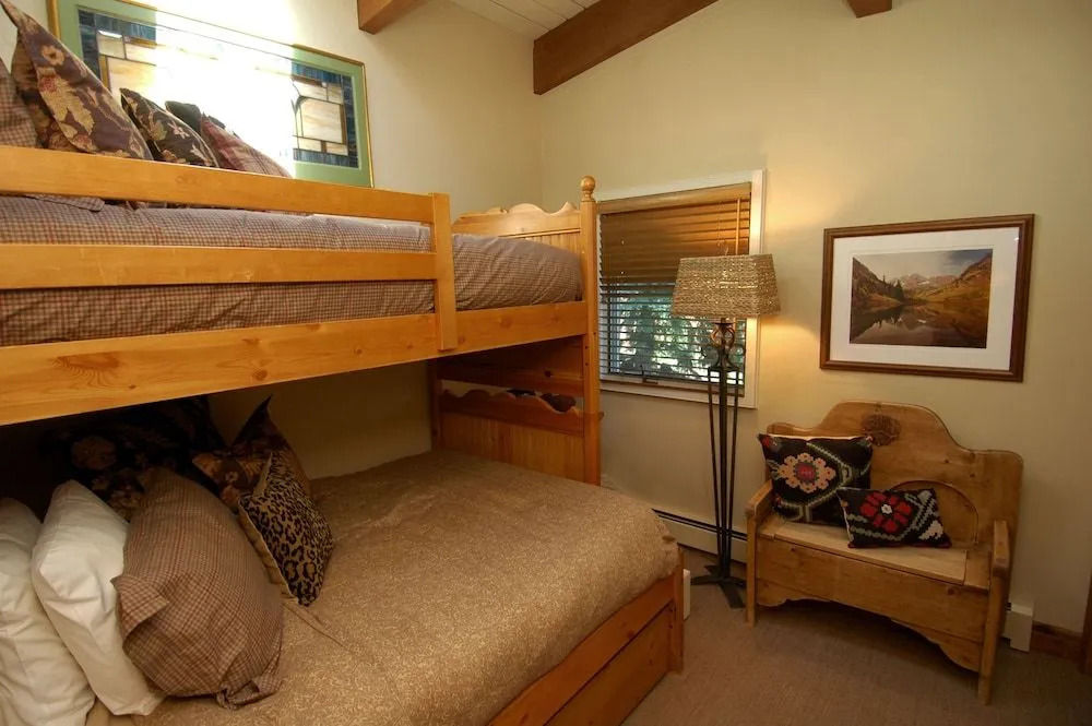 Little Nell Condominiums Unit 11, Top Floor Condo with Mountain Views, 3 Blocks to Gondola