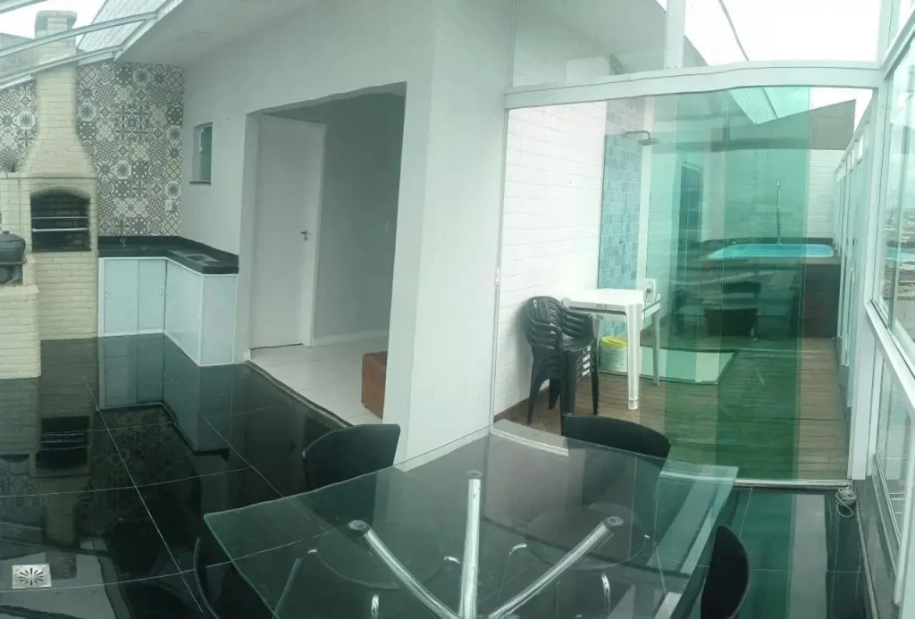 Cobertura duplex, com duas suítes e piscina