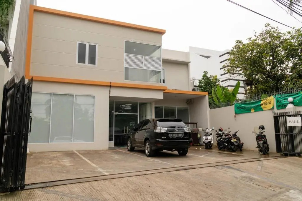 RedDoorz near Puri Indah Lippo Mall 2
