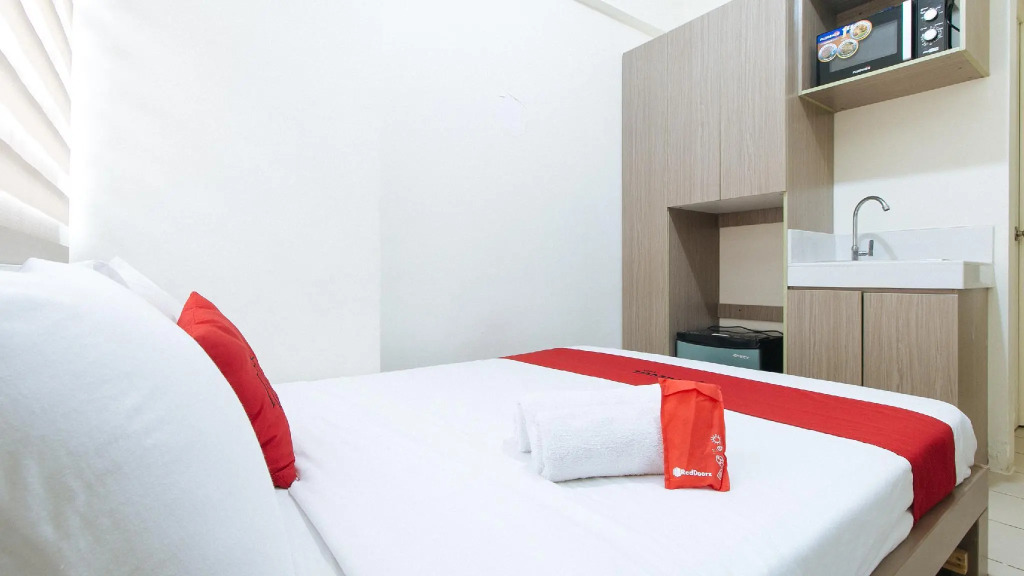 RedDoorz Plus @ Urban Deca Tower Edsa 2