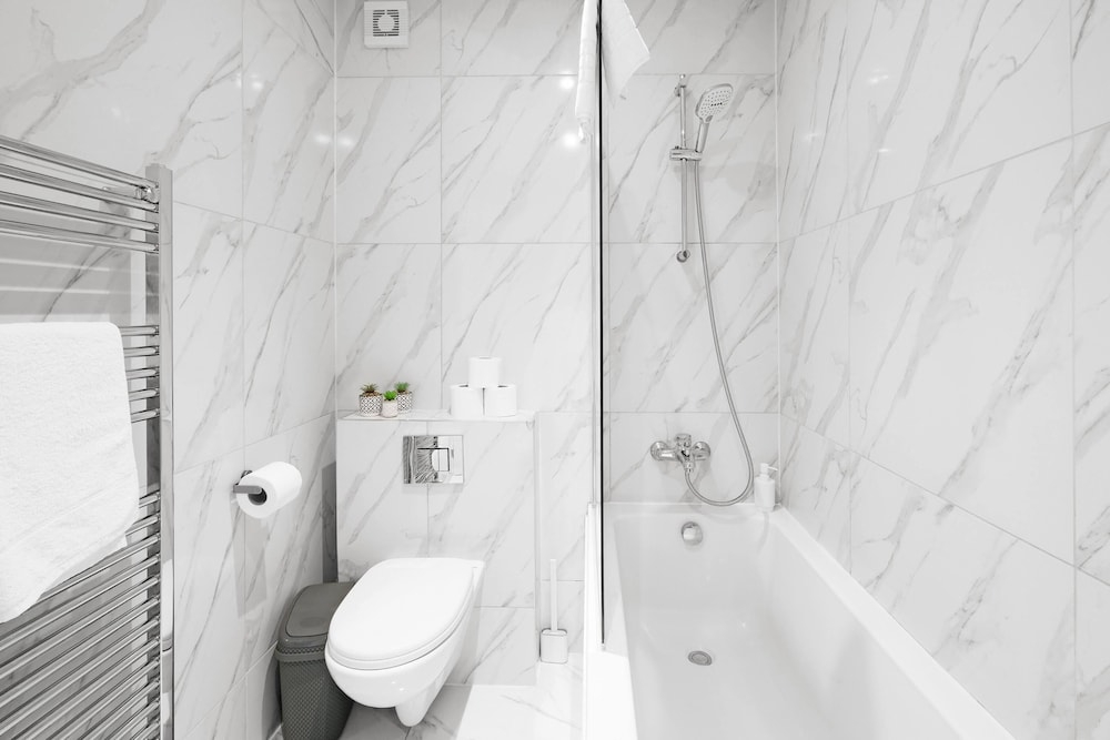 Modern 3 Bedroom, 2 Bathroom Home in Edgware