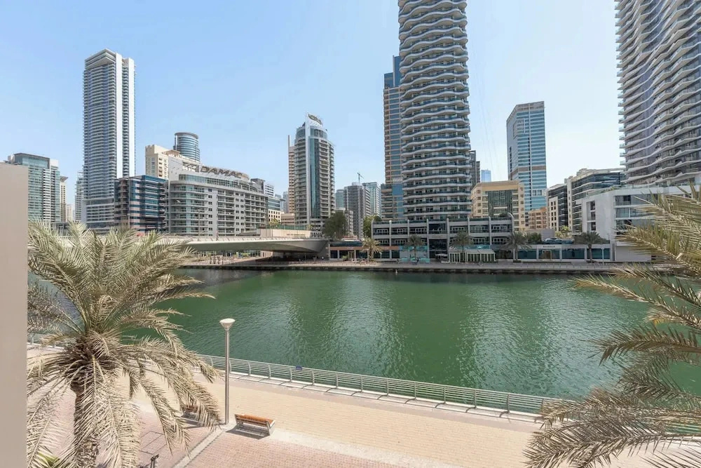 Dubai Marina Sleeps 3 Very Close to the Beach