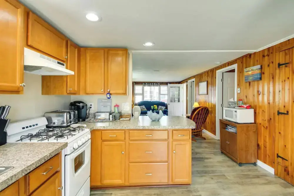 Cozy Hampton Cottage - Walk to Beaches & Marina!