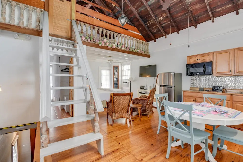 New Coastal Rose - Bright Loft With High Ceilings