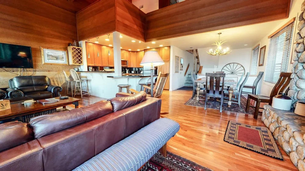 Bridges Townhome 9 Deluxe, Mountain View Townhome with Private Decks and Washer Dryer, Walk to Slopes by RedAwning