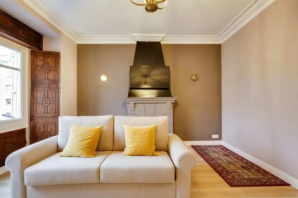 Cosy 3 Bed 2 Bath in Vibrant Eixample, Near Metro