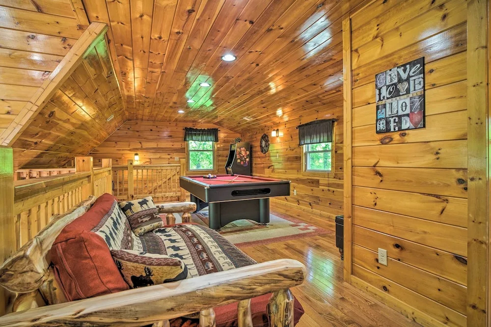 Saltwater Pool & Mtn-view Deck: Pigeon Forge Cabin