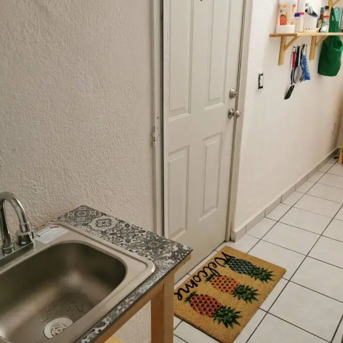 Lovely studio apartment with balcony AC & wi-fi, minutes from downtown!