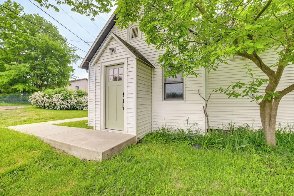Serene South Haven Retreat w/ Deck: 1 Mi to Dtwn!