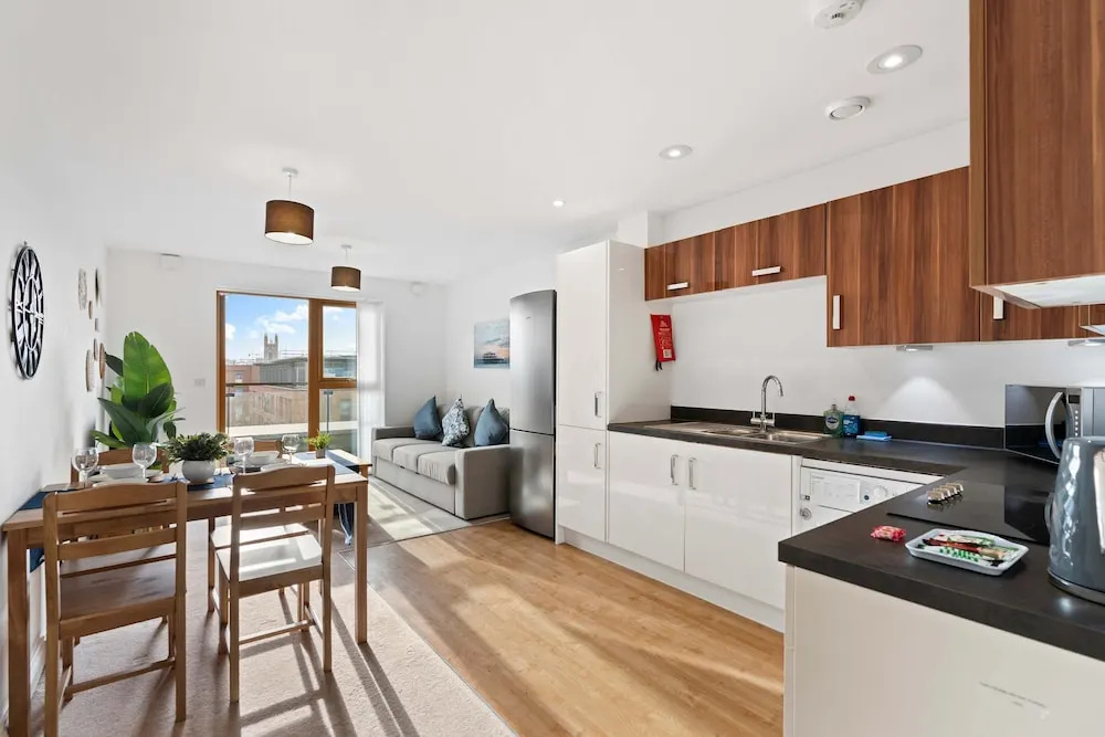 Brighton Getaway - Modern Apartment With Balcony