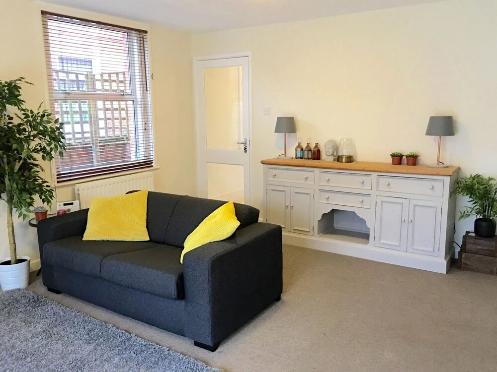 iRelocate - Garden Flat by the Sea