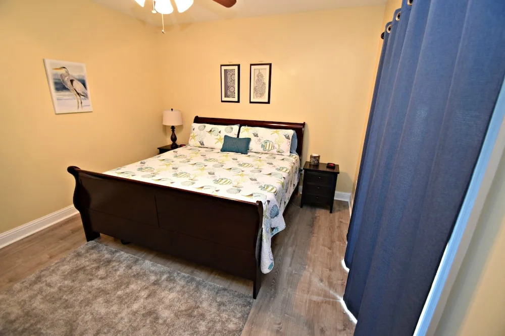 Laguna Breeze E 2 Bedroom Condo by Redawning