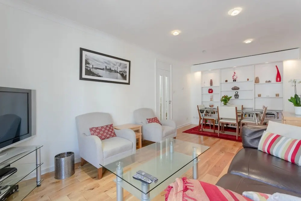 2 Bedroom House in Maida Vale With Balcony