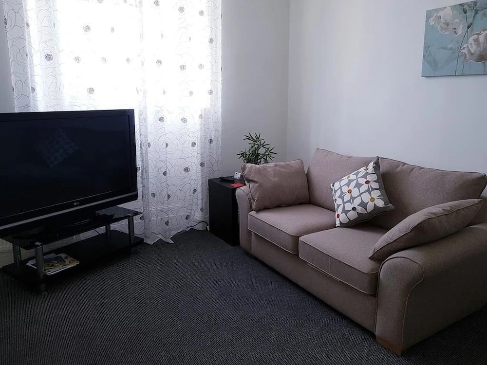 F6 Bath Road Apartment