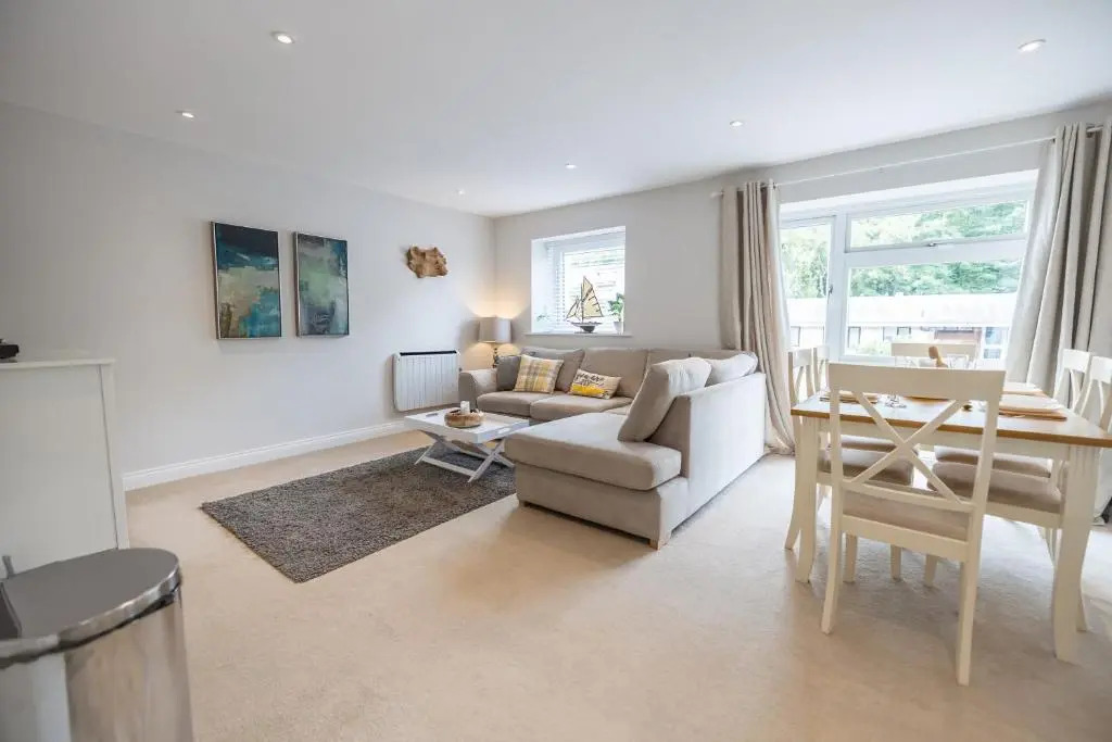 Stylish Brixham Apartment - Newly decorated - Free on street parking