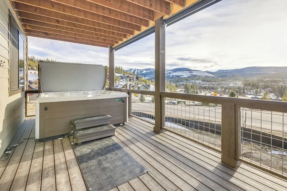5 Mi to Winter Park Resort! Hot Tub Haven w/ Views