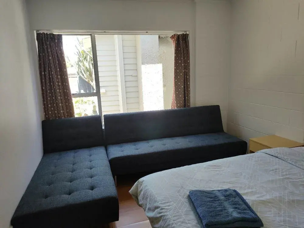 Small 2 bedroom flat 7a Rangiatea Road