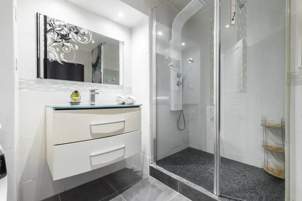 Amazing 3 Bdrs And Garden Place du Pin Parking !
