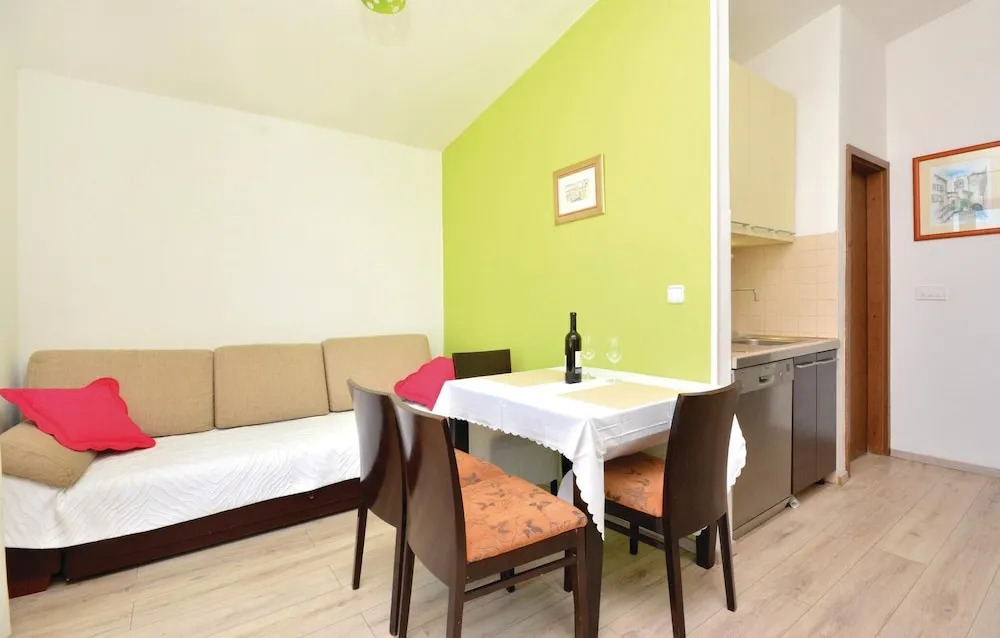 Amazing Home in Podstrana With Wifi and 2 Bedrooms