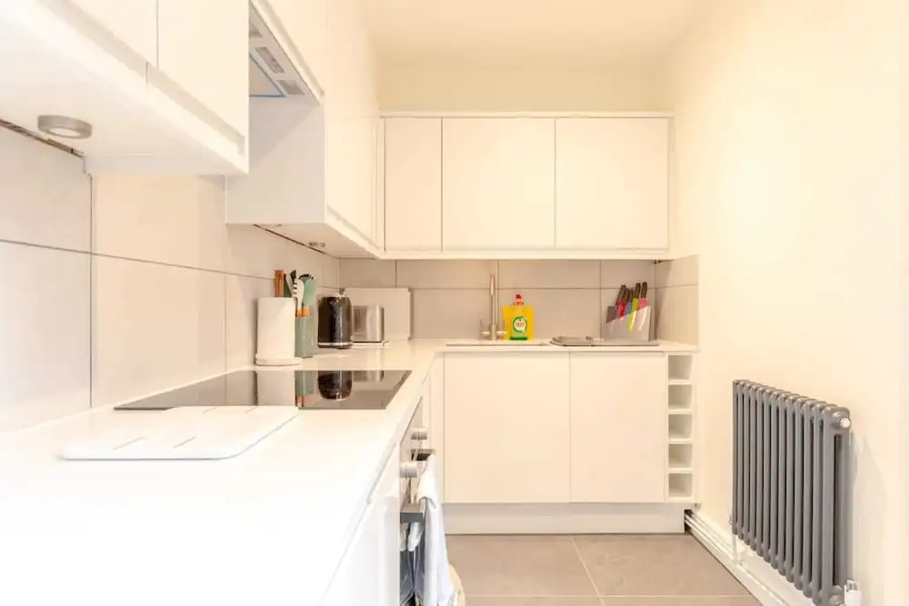 Beautifully Presented 2BD Flat W/patio- Kensington