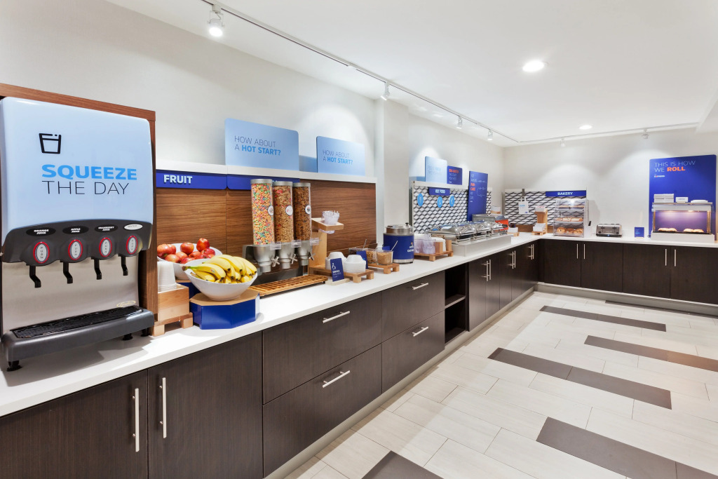 Holiday Inn Express & Suites - Fayetteville by IHG
