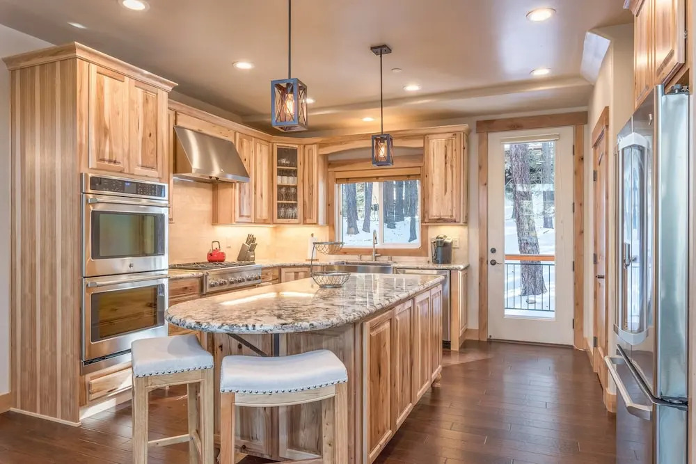 Expansive 6br W/ Hot Tub, Pool Table & 4 Balconies 6 Bedroom Home