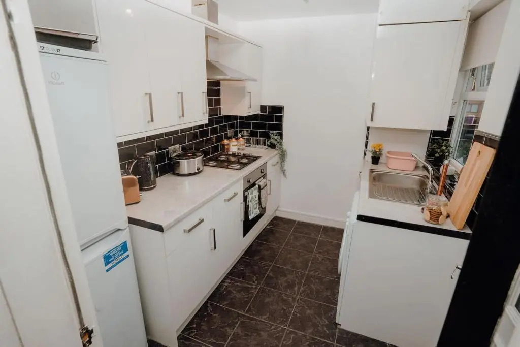 Entire 4 Bed House - Monthly Discount - By Centre