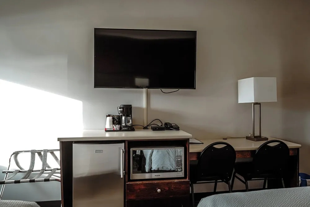 Homestead Inn & Suites